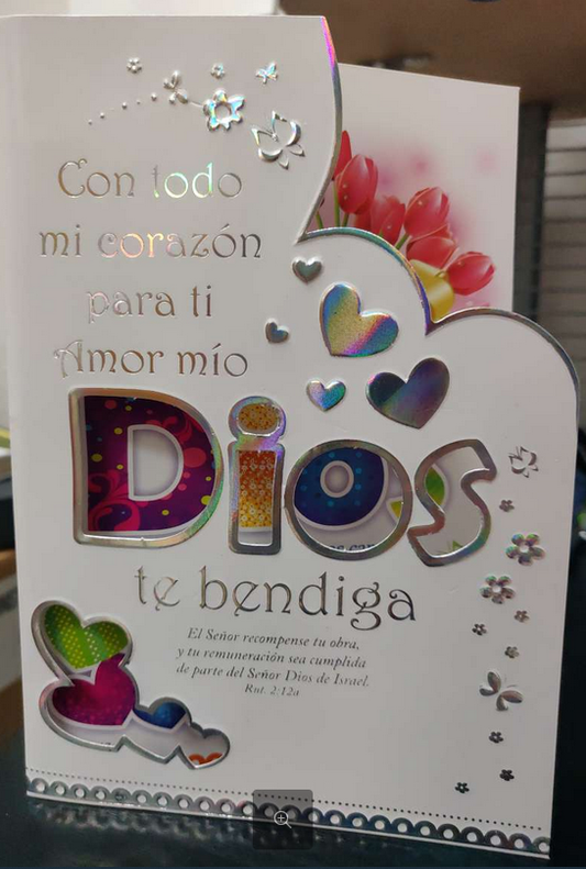 Tarjeta de amor con corazones y flores en relieve; el texto en español dice «Con todo mi corazón para ti, amor mío, que Dios te bendiga» e incluye un versículo bíblico al pie, ideal como tarjeta cristiana especial.