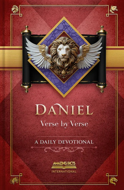 La portada roja del libro titulado «Daniel, versículo a versículo: un devocional diario» presenta un emblema con una cabeza de león y alas, que hace referencia a las profecías bíblicas del libro de Daniel. Publicado por Amazing Facts International.