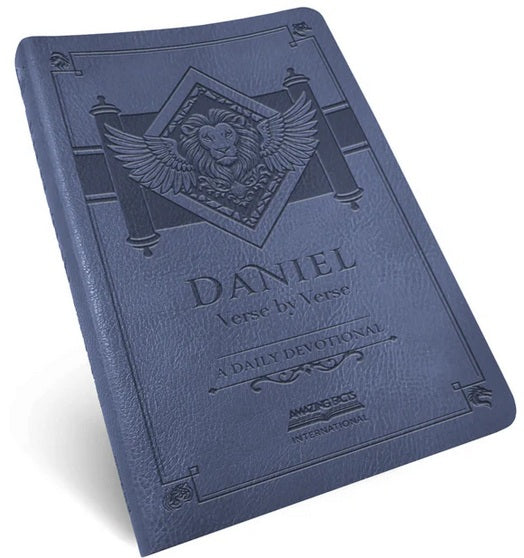 Un libro devocional encuadernado en cuero azul titulado «Daniel, versículo a versículo: un devocional diario», que presenta un león alado en relieve en la portada y analiza las profecías bíblicas del libro de Daniel.