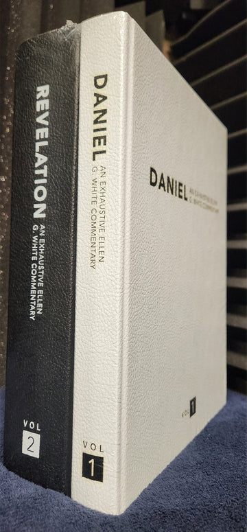 Dos volúmenes de tapa dura —el Comentario de Ellen G. White sobre el Libro de Daniel y el de Apocalipsis— se presentan uno al lado del otro, ofreciendo un comentario adventista en profundidad y una visión detallada de estos libros proféticos.