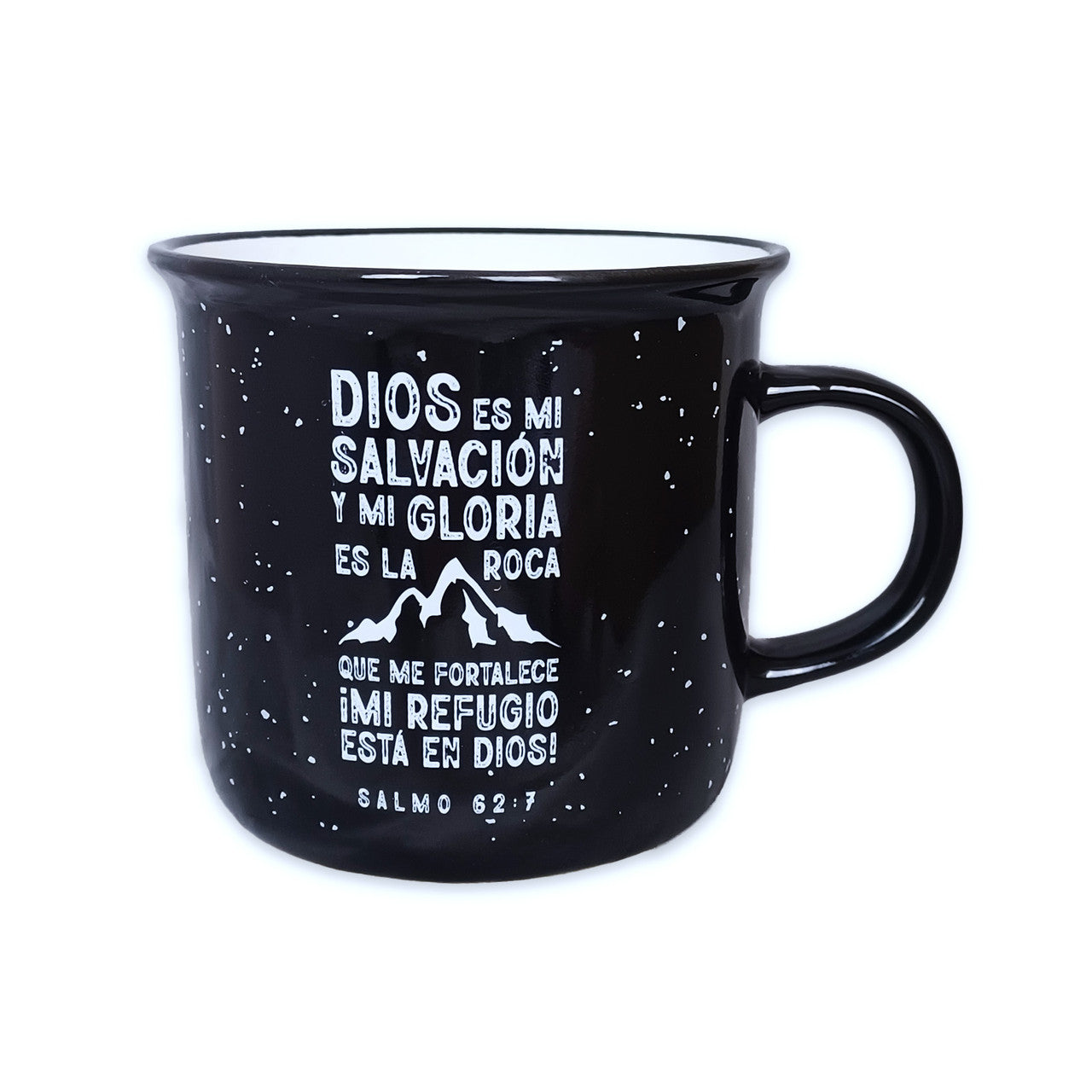 Taza con motas negras en la que destaca el inspirador versículo bíblico «Dios es mi salvación y mi gloria», escrito en blanco, junto con el Salmo 62:7, que sirve como un significativo recordatorio de la fe.