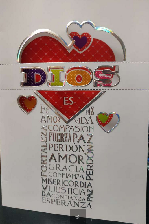 Una tarjeta de alta calidad con un gran corazón rojo y la palabra «DIOS» en colores vivos sobre términos en español como «amor», «vida», «paz» y «esperanza»: perfecta para compartir bendiciones.