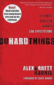 Portada del libro *Do Hard Things*, de Alex y Brett Harris, con texto en negrita en blanco y negro sobre un fondo rojo y una pegatina circular sobre historias reales de «rebelutionarios».