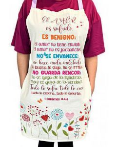 Persona que lleva un delantal de algodón con un texto en español muy colorido sobre el amor, extraído de 1 Corintios 13:4-8, decorado con flores y corazones: un regalo genial con versículos bíblicos inspiradores.