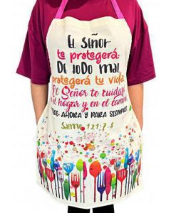 Una persona que lleva un colorido delantal de algodón con un texto en español sobre la protección y el cuidado del Señor, que hace referencia al Salmo 121:7-8, sobre una camiseta granate: un regalo tubular muy bien pensado que incluye un versículo bíblico lleno de significado.