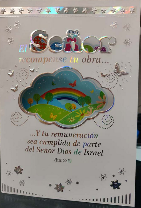 Tarjeta cristiana con detalles brillantes, un arcoíris, mariposas y el versículo de Rut 2:12 en español sobre las bendiciones de Dios y Su recompensa.