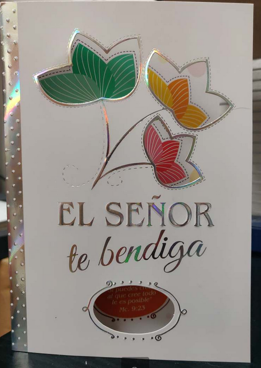Tarjeta cristiana con tres flores de colores con bordes metalizados y el texto en español «Que el Señor te bendiga», junto a un versículo bíblico de Marcos 9:23 al pie.