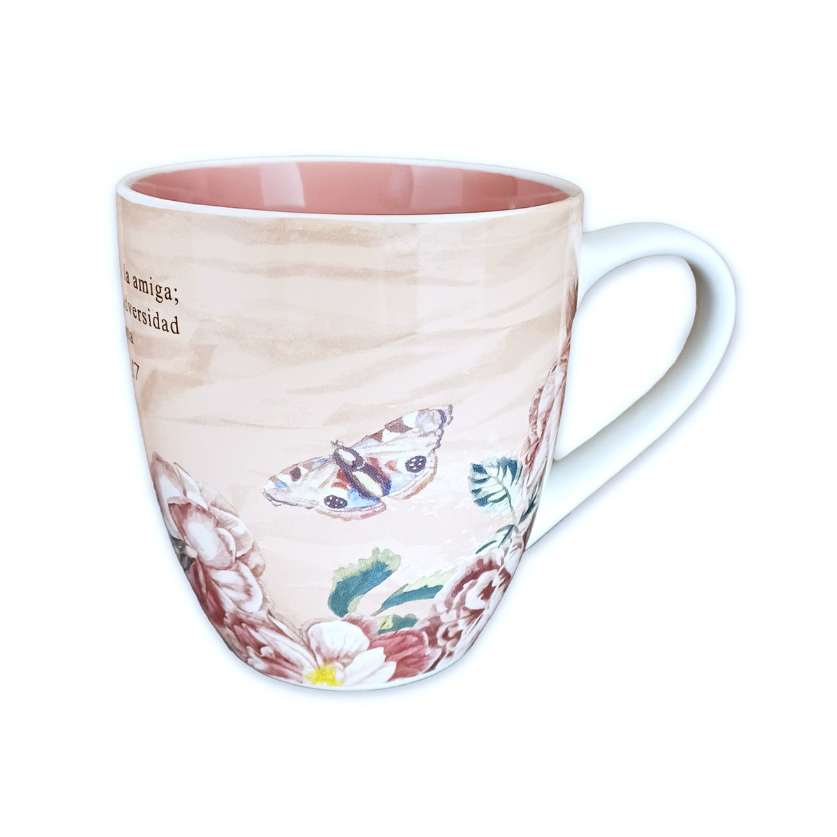 Una taza de cerámica con el interior rosa, decorada con motivos florales y una mariposa en el exterior sobre un fondo beige: un regalo cristiano ideal para tu amiga, inspirado en Proverbios 17:17.