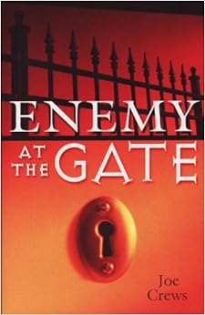 La portada de *Enemy at the Gate*, de Joe Crews, publicada por Amazing Facts, muestra una cerradura y una verja de hierro negro sobre un fondo rojo, lo que alude a los peligros que se esconden más allá de los atractivos mundanos.