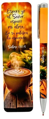 Un marcapáginas y un bolígrafo a juego decorados con una taza de café y el versículo del Salmo 130:5: Esperé yo al Señor, espero mi alma: En su palabra he esperado.