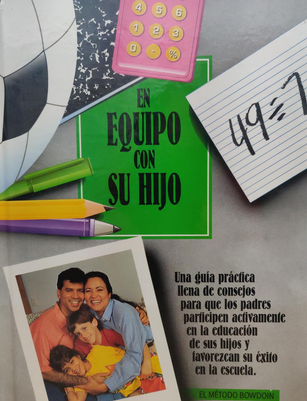 Portada del libro en la que aparecen una calculadora, un balón de fútbol y un cuaderno en el que se lee «49÷7». Una foto muestra a unos padres sonrientes con un niño. El texto, en español, explica que el libro es una guía para fortalecer la educación de sus hijos y la relación familiar.