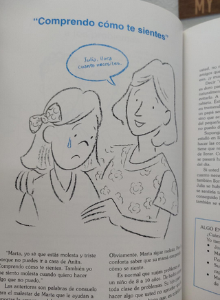 Un dibujo de una mujer sonriente que consuela a una niña triste con una lágrima en la mejilla. La mujer dice: «Julia, llora todo lo que necesites». El título que aparece encima de ellas reza: «Comprendo cómo te sientes», lo que pone de manifiesto la importancia de la relación familiar en la educación de los hijos.
