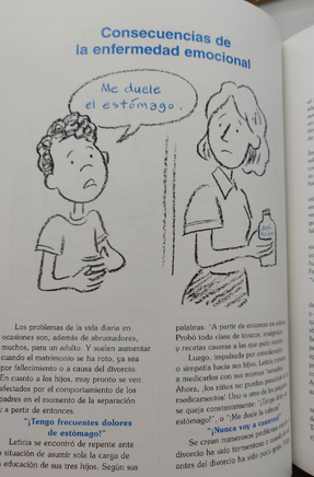 Ilustración de un niño preocupado que se agarra el estómago y le dice «Me duele el estómago» a una mujer preocupada, en la que se pone de relieve cómo las relaciones familiares y los padres influyen en la salud emocional de los niños.