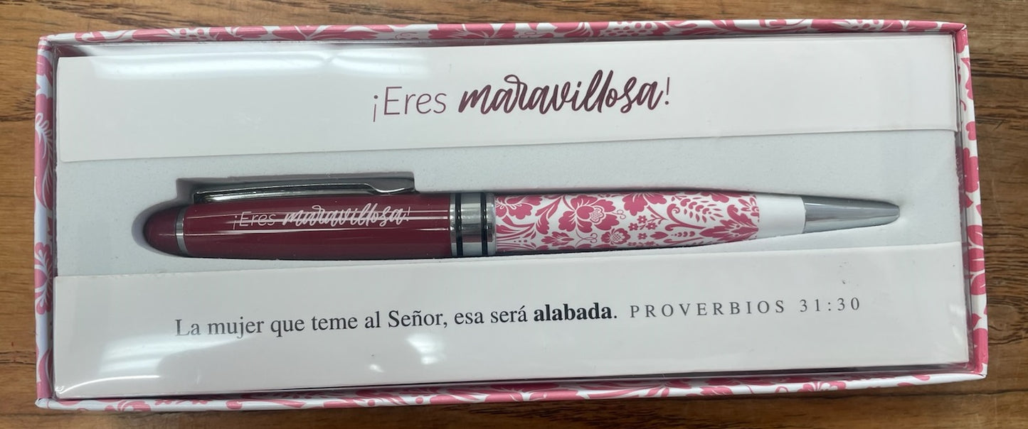 Una pluma con motivos florales rojos y blancos en una caja de regalo, con el texto «¡Eres maravillosa!» y un versículo bíblico en español de Proverbios 31:30 sobre el elogio a una mujer que teme al Señor.