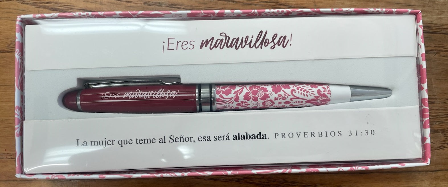 Una pluma con motivos florales rojos y blancos en una caja de regalo, con el texto «¡Eres maravillosa!» y un versículo bíblico en español de Proverbios 31:30 sobre el elogio a una mujer que teme al Señor.