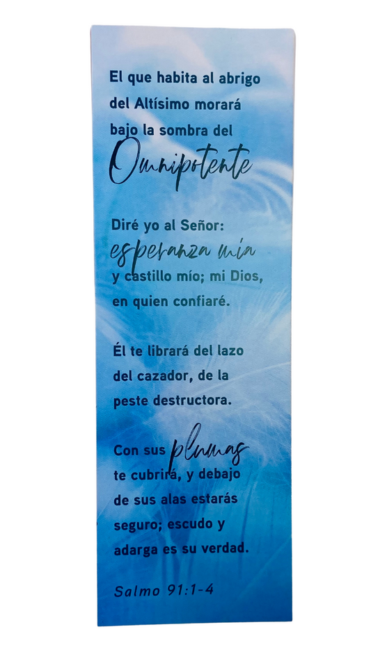 Un marcapáginas azul con un diseño de plumas en el que se puede leer el Salmo 91:1-4 en español, con letras tanto en tipo normal como en cursiva. Perfecto como recordatorio de un versículo bíblico, se presenta en un paquete de 25, ideal para compartir o para el estudio en grupo.