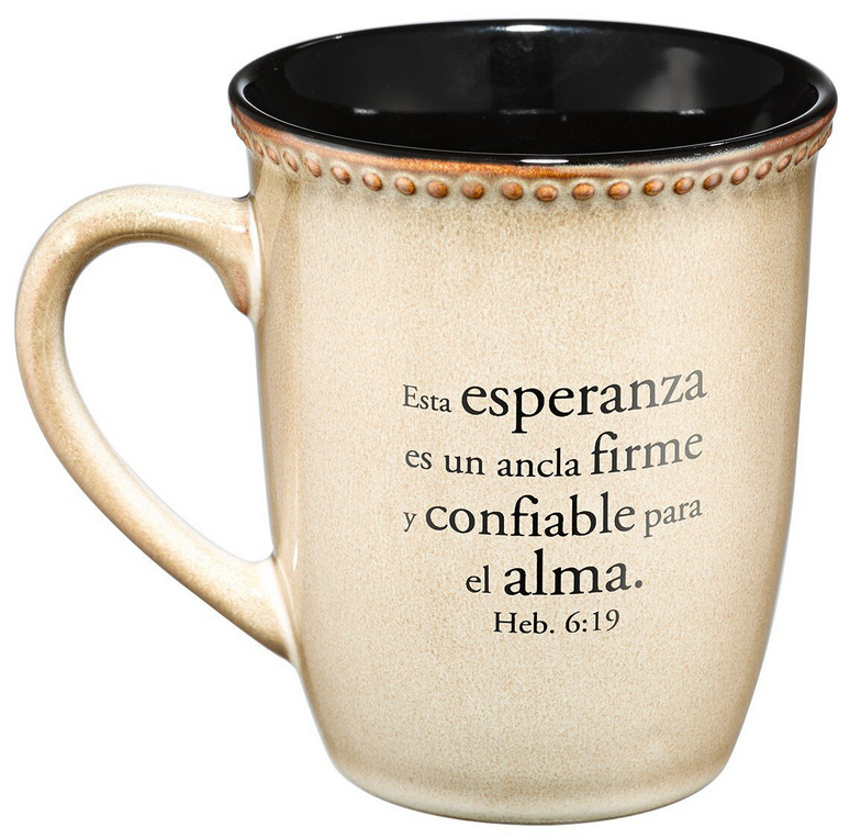Taza de cerámica de color beige de 14 oz con un versículo bíblico en español (Hebreos 6:19) sobre la esperanza como ancla firme del alma, apta para el microondas.