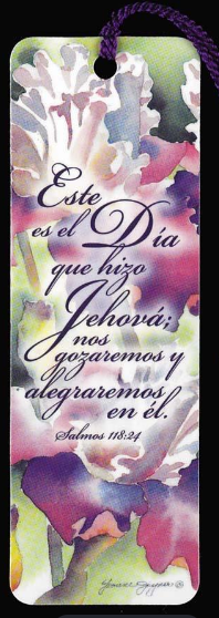 Un marcapáginas con motivos florales en el que figura el versículo bíblico del Salmo 118:24, que dice: «Este es el día que hizo Jehová; nos gozaremos y alegraremos en él».
