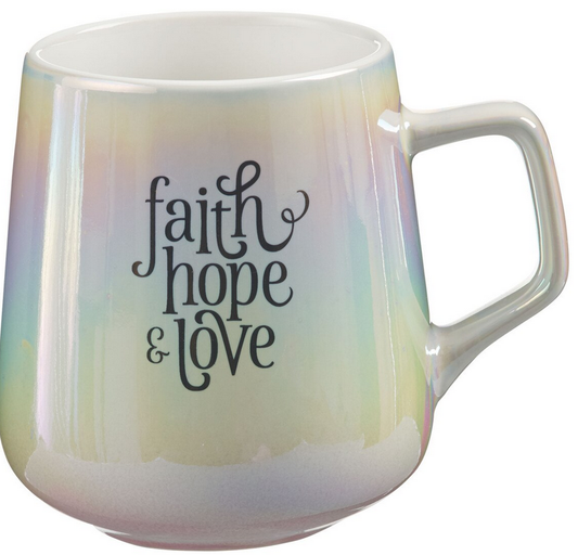 Una taza de cerámica con un acabado iridiscente nacarado y la frase «faith hope & love» impresa en letra cursiva negra en la parte delantera. Tiene una capacidad de 13 oz.