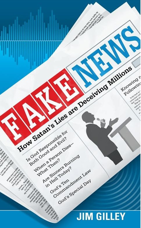Un periódico con el titular «NOTICIAS FALSAS: Cómo las mentiras de Satanás engañan a millones de personas», en el que aparecen avances de artículos y la silueta de una persona hablando; la verdad bíblica se revela cuando Jim Gilley desenmascara el engaño de Satanás en la parte inferior.
