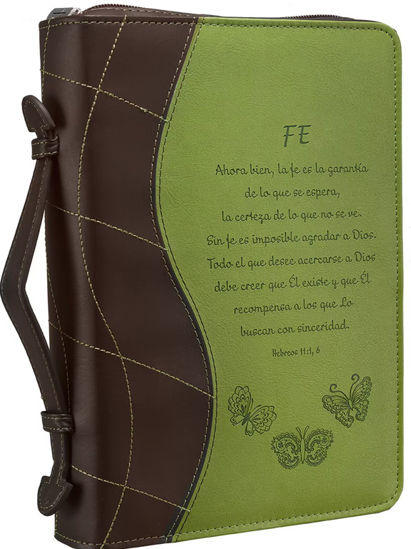 Una funda de cuero sintético con cremallera, en tonos verdes y marrones, con asa, que incluye un inspirador texto en español sobre la fe extraído de Hebreos 11:1,6, elegantes diseños de mariposas y que es perfecta para proteger tu Biblia.
