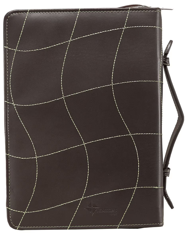Portafolios de color marrón oscuro con cremallera, fabricados en funda de cuero sintético, con costuras irregulares y onduladas de color amarillo verdoso en la cubierta y un práctico asa de transporte en el lateral. Perfectos para llevar tu Biblia, con una sutil referencia a Hebreos 11:1 para inspirarte cada día.