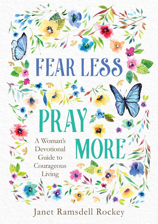 Portada del libro con el título «Fear Less Pray More» (Teme menos, reza más), rodeada de flores y mariposas pintadas en acuarela. Subtítulo: «Una guía devocional para mujeres sobre cómo vivir con valentía —con oraciones para encontrar el valor—», de Janet Ramsdell Rockey.