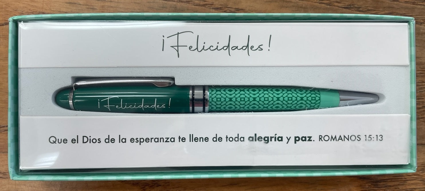 Una pluma verde en una elegante caja de regalo con la palabra «¡Felicidades!» y un mensaje en español que cita Romanos 15:13 sobre la alegría y la paz.