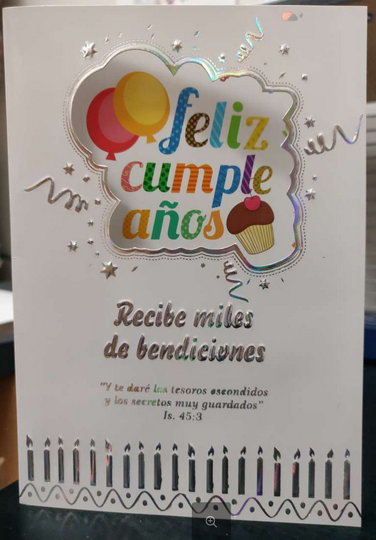 Tarjeta de cumpleaños cristiana con globos de colores y una magdalena, con el texto en español «Feliz cumpleaños», bendiciones de Dios y un versículo bíblico al pie, decorada con velas y estrellas.