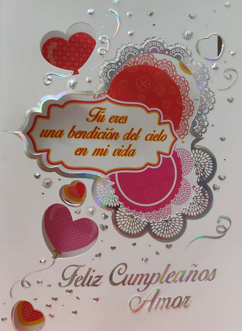 Una tarjeta de cumpleaños de gran calidad decorada con corazones y encaje, en la que se lee «Eres una bendición del cielo en mi vida» y «Feliz cumpleaños, amor» en español.