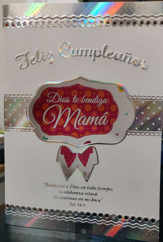 Tarjeta de felicitación con detalles brillantes en la que se lee «Feliz cumpleaños, mamá. Que Dios te bendiga» y un versículo bíblico del Salmo 34:1 en la parte inferior; una tarjeta cristiana perfecta para celebrar su día especial.