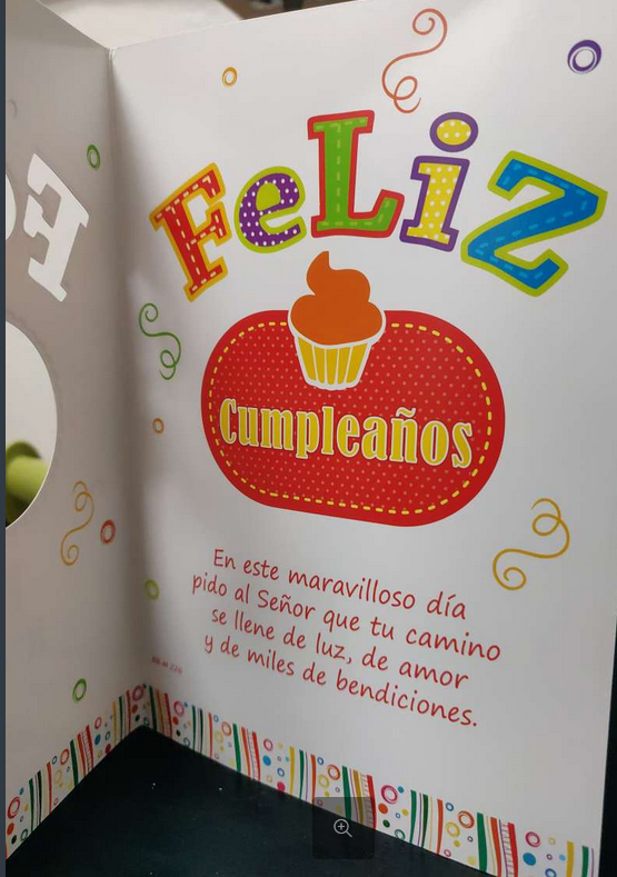 Tarjeta de cumpleaños española muy colorida, una dulce tarjeta cristiana con el mensaje «Feliz Cumpleaños», un dibujo de una magdalena y un mensaje de bendición inspirado en el Salmo 91:11 en la página de la derecha.