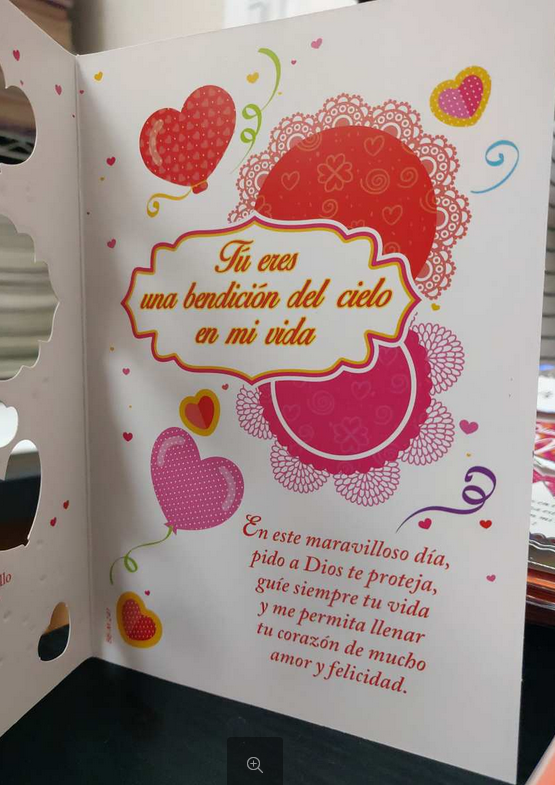 Tarjeta de alta calidad con texto en español, decorada con corazones de colores y motivos de encaje. El mensaje expresa amor, bendiciones y un deseo de protección y felicidad. Perfecta como tarjeta de cumpleaños o para decir «Feliz cumpleaños, amor».