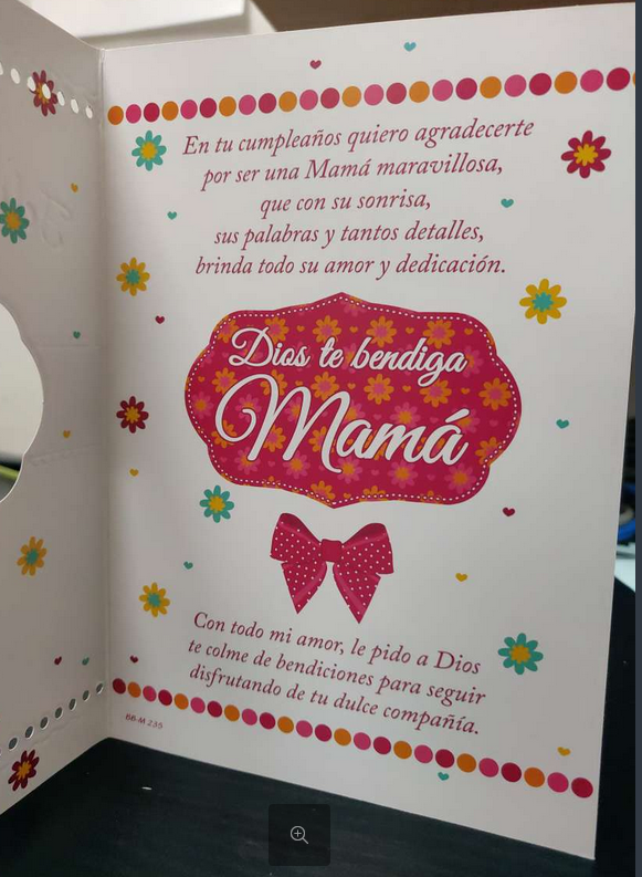 Tarjeta de cumpleaños cristiana con el mensaje «Feliz cumpleaños, mamá», decorada con flores y un lazo rosa, que transmite amor, gratitud y bendiciones.