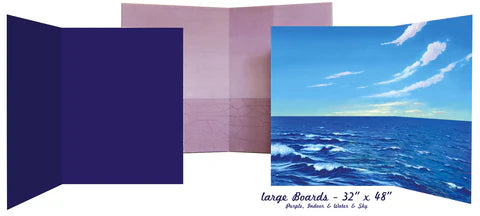 Tres grandes paneles de presentación: uno de color azul oscuro liso, otro de color morado claro y otro con una escena marina realista bajo un cielo azul. Perfectos para franelógrafos o para colocar figuras de fieltro con las que ilustrar historias bíblicas. El texto dice: «Paneles grandes - 32 x 48».