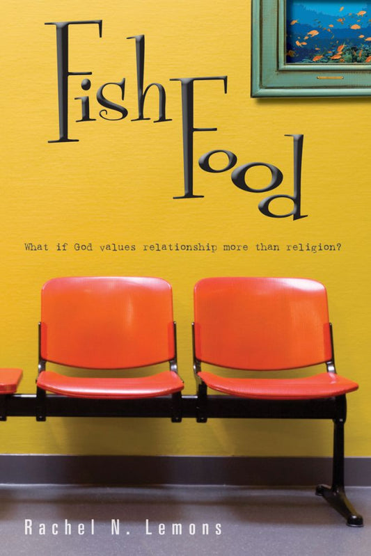 Portada del libro devocional para jóvenes «Fish Food», de Rachel N. Lemons, en la que aparecen dos sillas naranjas vacías frente a una pared amarilla y, encima de ellas, la imagen de un pequeño acuario. El texto dice: «¿Y si Dios valorara más la relación auténtica con Él que la religión?».
