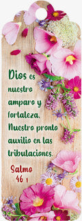 Marcapáginas con motivos florales y un versículo de la Biblia en español, del Salmo 46:1, que reza: «Dios es nuestro amparo y fortaleza», un recordatorio de la protección y la fuerza de Dios en tiempos de dificultad.