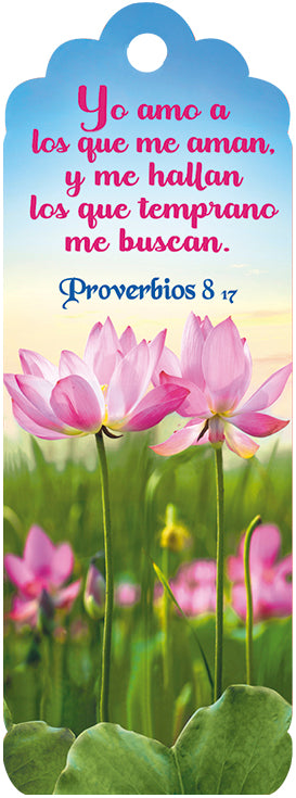 Marcapáginas con dos flores de loto rosas y hojas verdes, en el que aparece Proverbios 8:17 en español con letras de colores sobre un fondo de cielo. Perfecto para los amantes de las frases cristianas o las citas bíblicas inspiradoras.