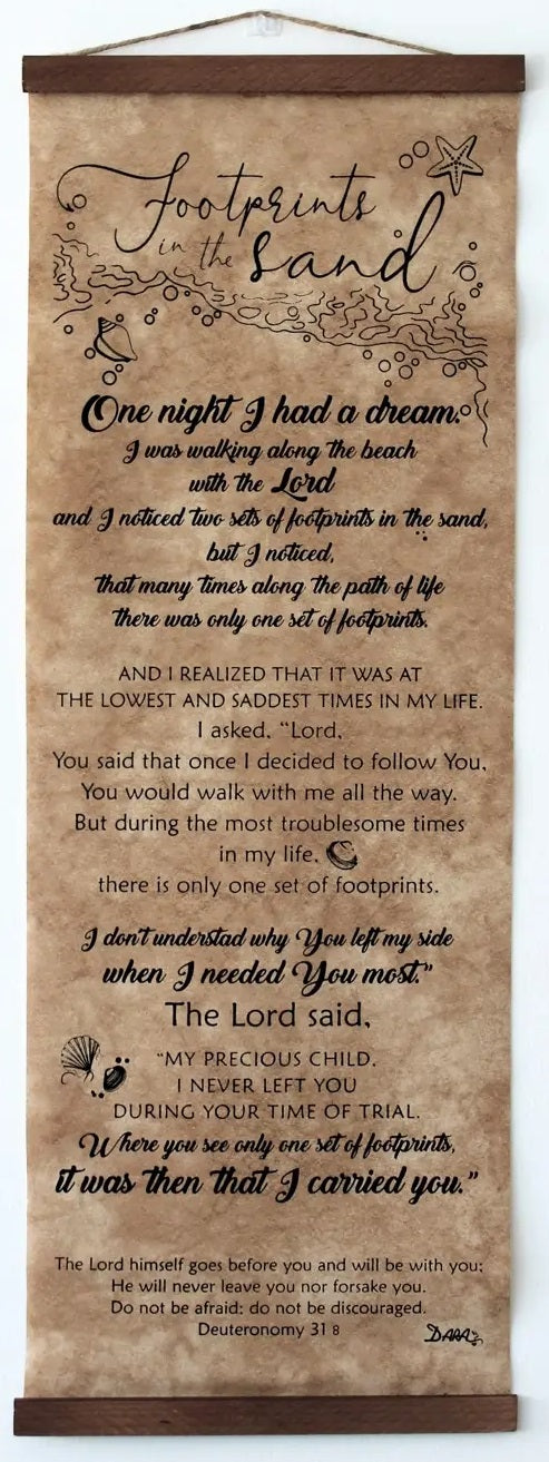 Una obra de arte decorativa cristiana para la pared que representa el poema «Huellas en la arena» en caligrafía, enmarcado por sencillas ilustraciones de huellas, una estrella y olas: una cita inspiradora que da un toque especial a cualquier estancia.