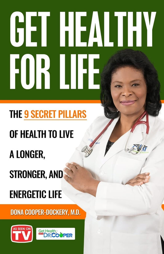 Una mujer con bata blanca de laboratorio aparece de pie, con los brazos cruzados, delante de la portada del libro titulado *Get Healthy for Life*, de la Dra. Dona Cooper-Dockery, en el que se destacan los pilares de la salud imprescindibles para vivir más tiempo y disfrutar de una vida llena de energía.