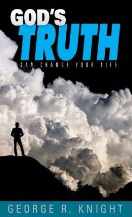 Portada del libro «La verdad de Dios puede cambiar tu vida», de George R. Knight, en la que aparece la silueta de una persona de pie ante unas nubes enormes y espectaculares, lo que refleja el poder de las enseñanzas bíblicas para transformar vidas.