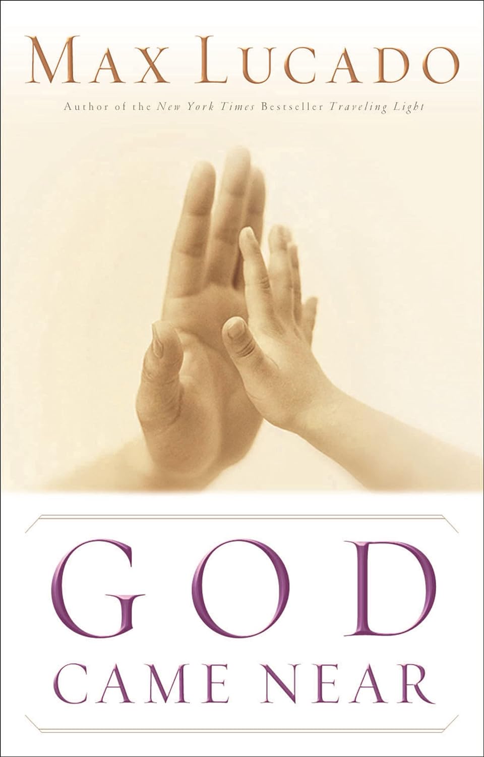 Portada del libro *God Came Near*, de Max Lucado, en la que se ven una mano de adulto y una mano de niño tendiéndose la una hacia la otra sobre un fondo claro, lo que simboliza el abrazo de Dios.