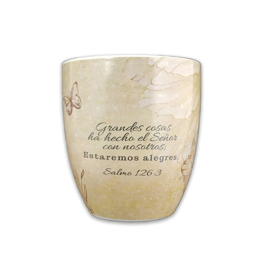 Taza de cerámica de color beige con motivos de mariposas y flores, en la que figura el versículo de la Biblia en español: «Grandes cosas ha hecho el Señor con nosotros; estaremos alegres». Salmos 126:3.