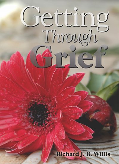 Portada del libro titulado *Getting Through Grief*, de Richard J.B. Willis, en la que aparece un primer plano de una flor roja con gotas de agua en los pétalos: un libro sobre el duelo lleno de ánimos e inspirado en reflexivas citas bíblicas.