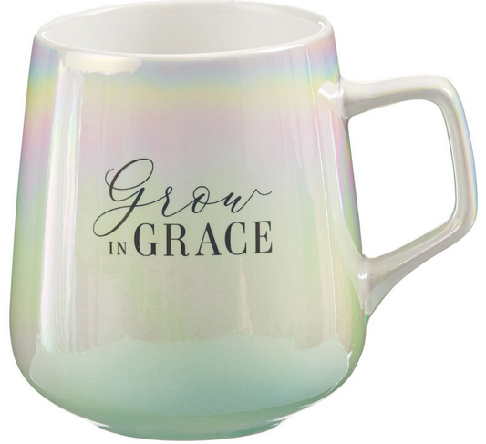 Una taza de cerámica con una capacidad de 13 oz y un acabado iridiscente en tonos pastel, en la que se pueden leer las palabras «Grow in Grace» impresas en letra cursiva negra y con serifas.