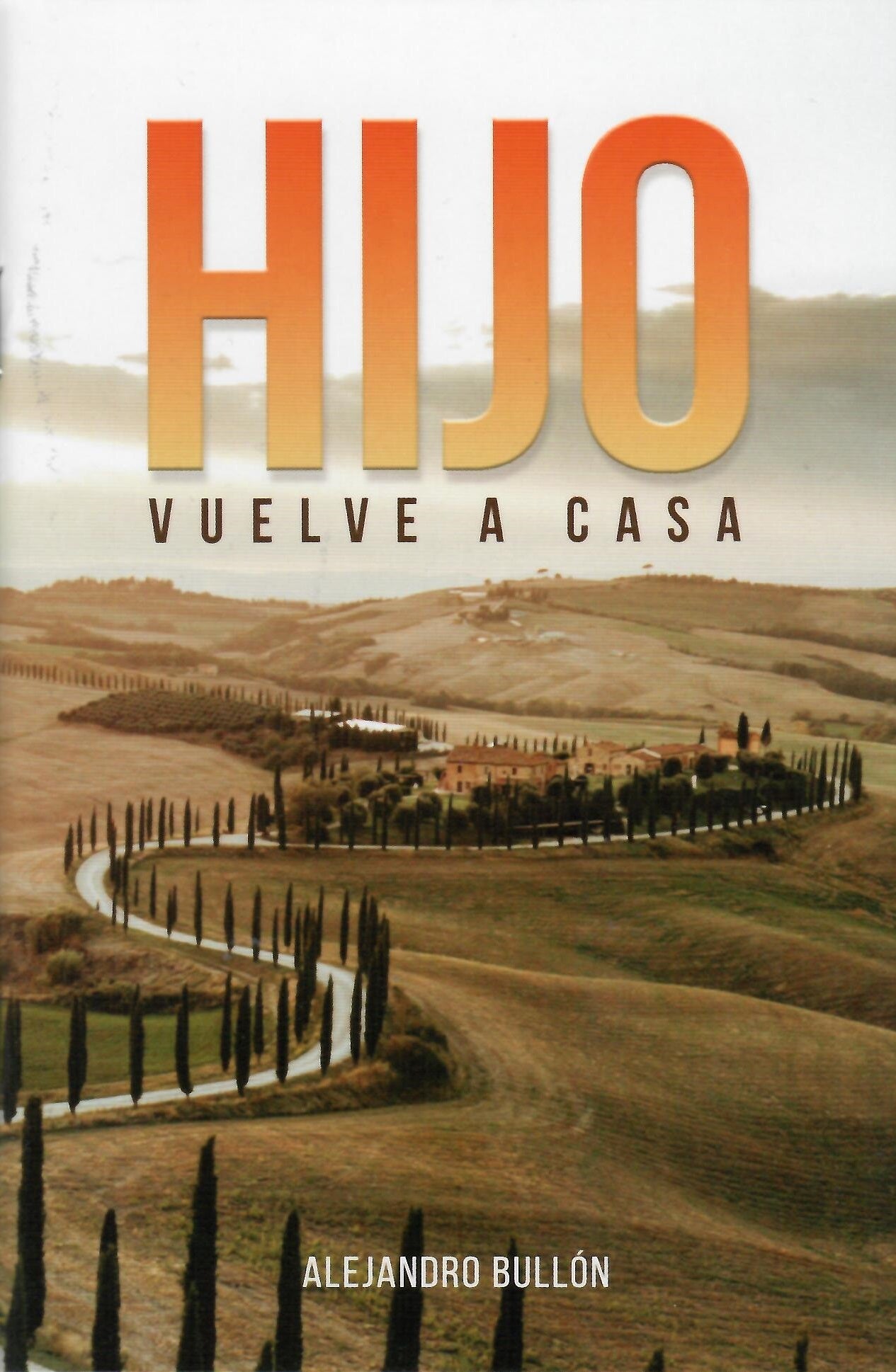 Portada del libro *Hijo, vuelve a casa*, de Alejandro Bullón, en la que aparece un camino sinuoso —un camino seguro— que atraviesa un paisaje rural con árboles y una casa de campo que simboliza «la casa del Padre» en la lejanía.