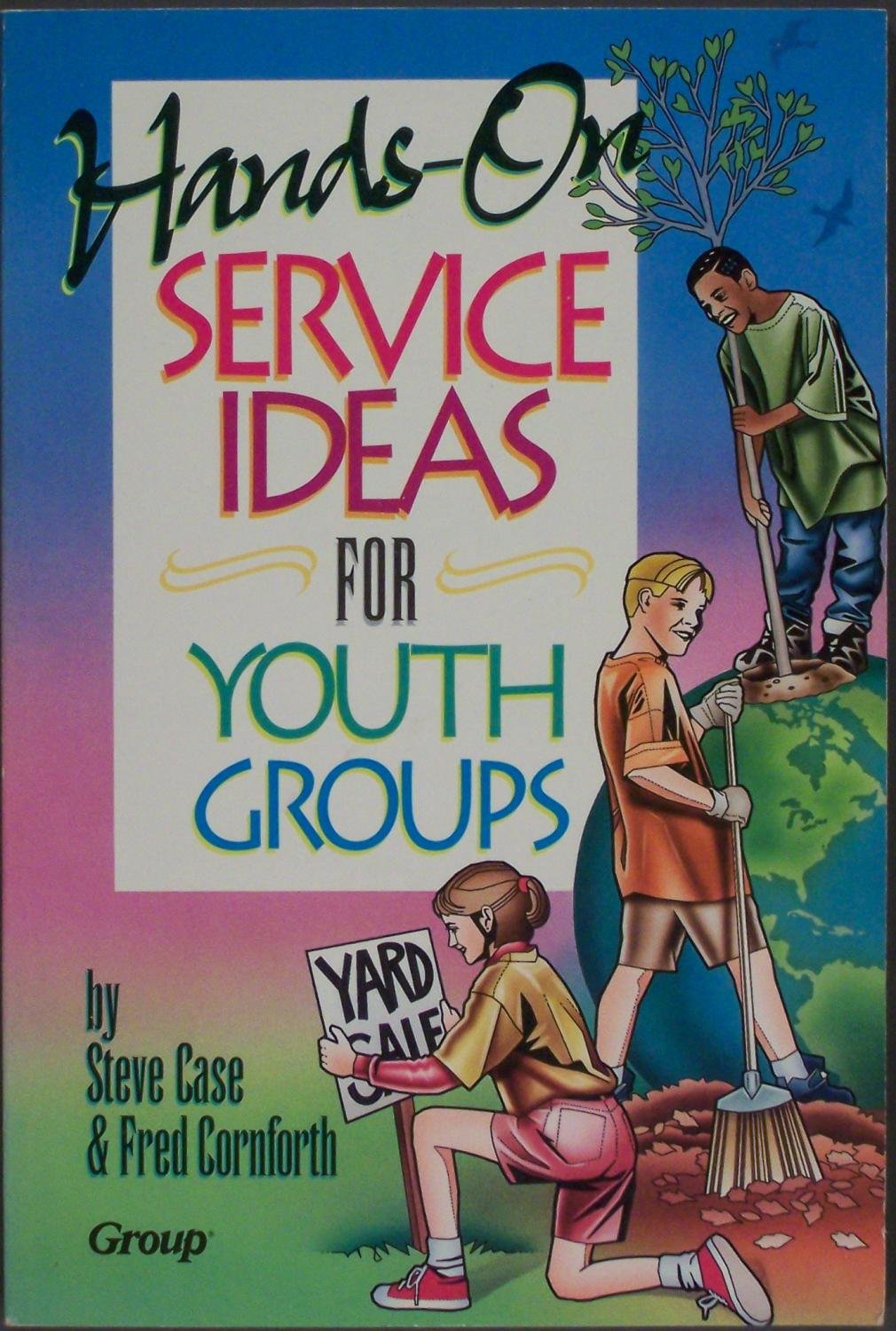 La portada del libro titulado «Ideas prácticas de servicio para grupos juveniles» muestra a tres jóvenes realizando proyectos de servicio, como cavar y organizar un mercadillo, lo que pone de relieve la fe en acción. Autores: Steve Case y Fred Cornforth.