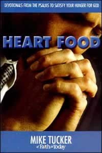 Portada del libro en la que se ve un primer plano de unas manos juntas en actitud de oración, titulada *Heart Food*, de Mike Tucker, con un subtítulo que hace referencia a meditaciones sobre los Salmos y reflexiones sobre la gracia de Dios.