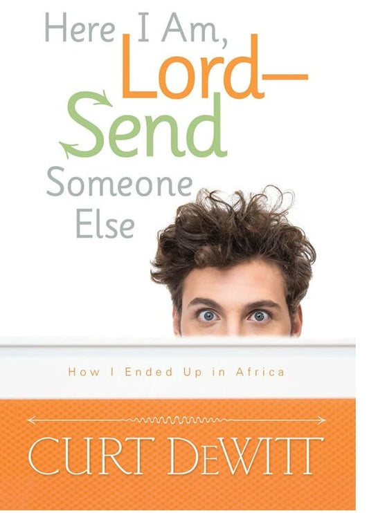 Portada del libro de aventuras cristianas *Aquí estoy, Señor: envía a otro. Cómo acabé en África*, de Curt DeWitt, en la que se ven los ojos de un hombre asomándose por encima de una superficie blanca: un atisbo de un viaje de fe inesperado.