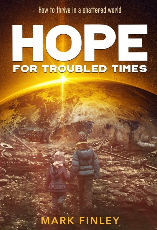 Dos niños vestidos con ropa de invierno caminan por un paisaje desolado y cubierto de escombros, con el suelo agrietado y una luz intensa en lo alto, lo que refleja los temas de la fe y la ansiedad en *Hope for Troubled Times*, de Mark Finley.